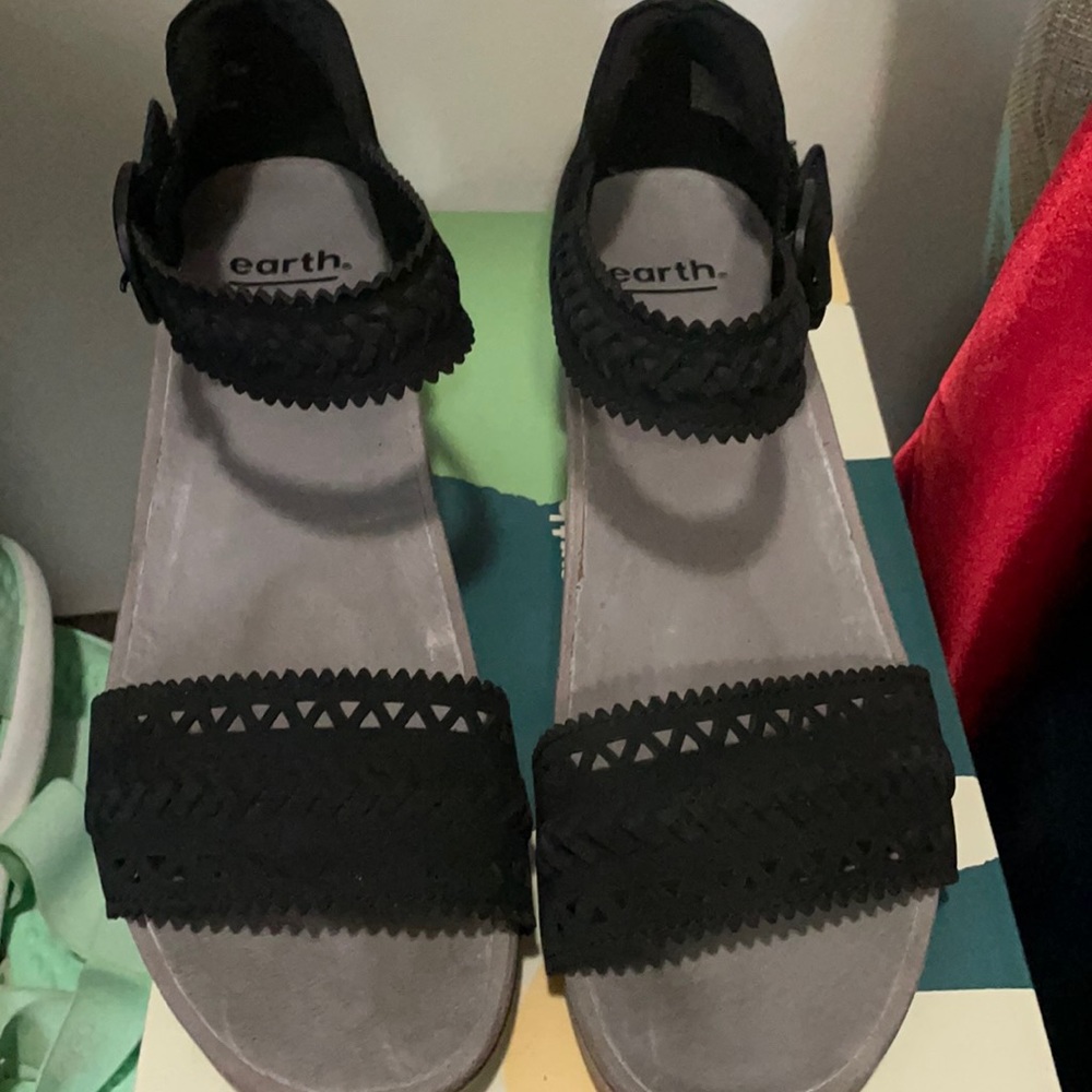 Black Earth sandals size 11 like new